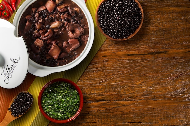 Braziliaans Feijoada-voedsel. Bovenaanzicht met kopie ruimte