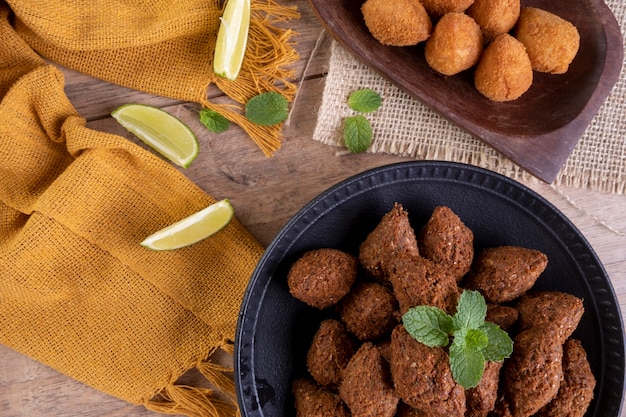 Braziliaans gefrituurde hartige snackmix met coxinha en gefrituurde kibbeh.