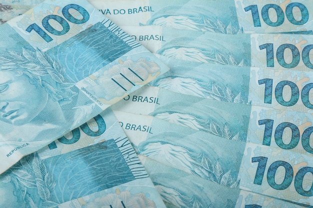 Braziliaans geld. 100 reais bankbiljetten.