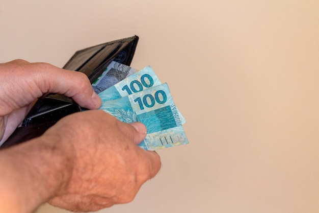 Braziliaans geld uit de portemonnee halen Reais-rekeningen