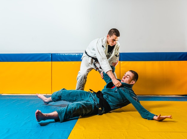 Braziliaans jiujitsu en grappling training voor mannen in een zelfverdedigingsgymnastiek