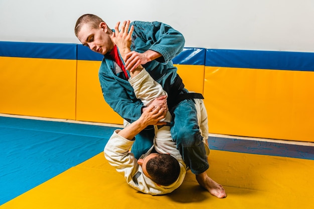 Braziliaans jiujitsu en grappling training voor mannen in een zelfverdedigingsgymnastiek