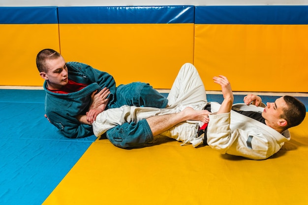 Foto braziliaans jiujitsu en grappling training voor mannen in een zelfverdedigingsgymnastiek