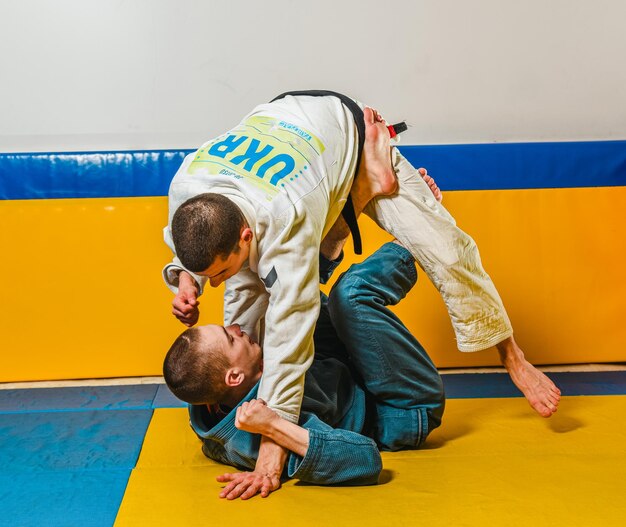 Braziliaans jiujitsu en grappling training voor mannen in een zelfverdedigingsgymnastiek