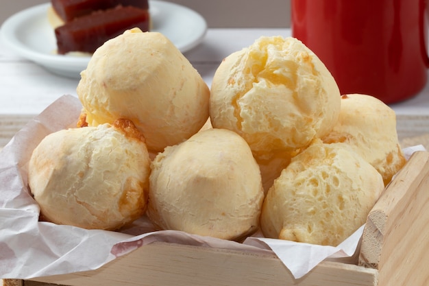 Braziliaans kaasbrood pao de queijo in houten kist close-up