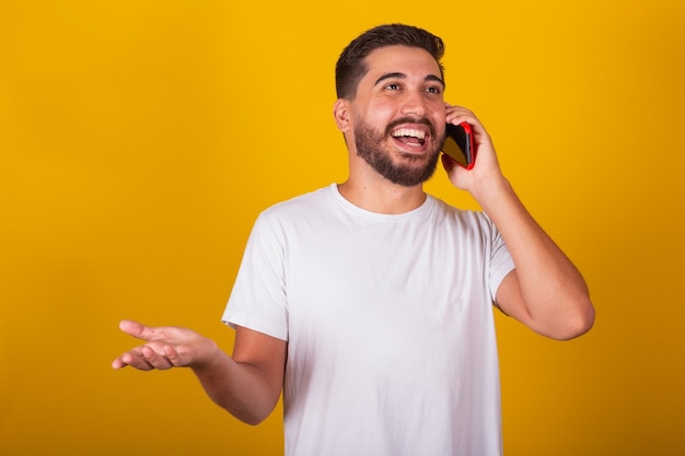 Braziliaans Latijns-Amerikaanse man praten op mobiele telefoon gesprek glimlachend communicatie oproep internet