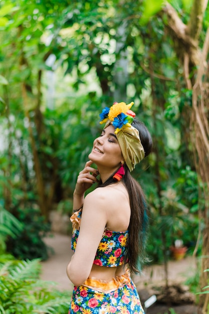 Braziliaans meisje in nationaal oerwoudkostuum. Heel mooi en schattig meisje glimlachend en lachen in het groen