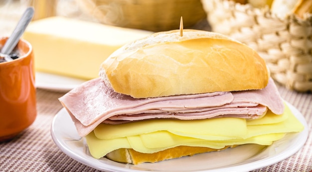 Braziliaans ontbijt Frans zoutbrood met mozzarella en ham geserveerd met warme koffie en maïsmeelcake