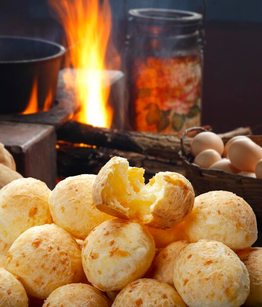 Braziliaans snackkaasbrood, pao de queijo