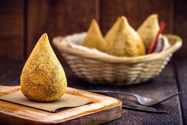 Braziliaans voorgerecht, gebakken kippenkroket, genaamd kipcoxinha, typisch Braziliaans barmaaltijden