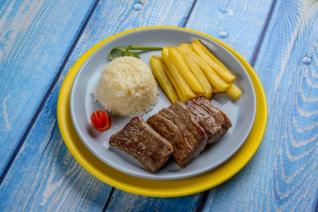 Braziliaans zonvleesrestaurant kindermenu Carne de sol vergezeld van witte rijst en friet