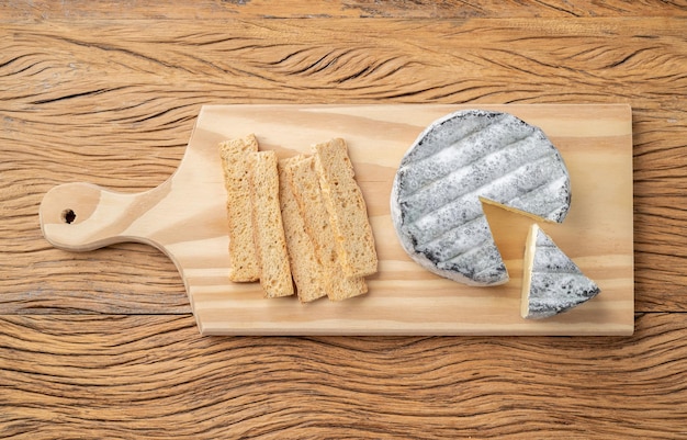 Braziliaanse ambachtelijke Lua Cheia-kaas met toast op houten tafel