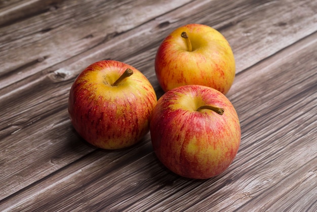 Braziliaanse appels op houten tafel.