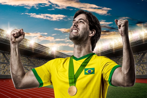 Braziliaanse atleet Winnen van een gouden medaille in een atletiekstadion.