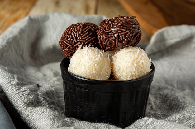 braziliaanse beijinho en brigadeiro, traditionele dessertsnack