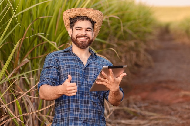 Braziliaanse blanke man boer landarbeider landbouwingenieur met tablet en met duim omhoog positief Landbouw en technologie