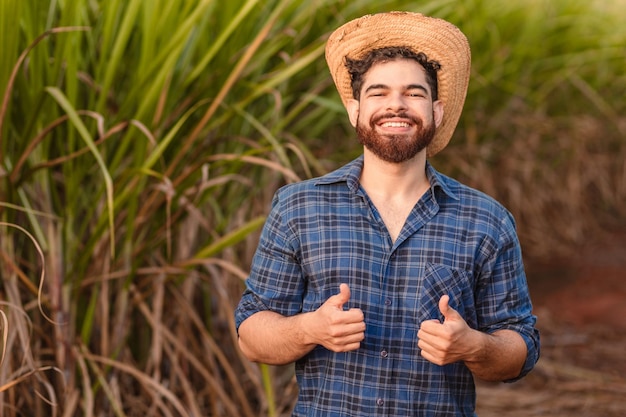 Braziliaanse blanke man boer landarbeider landbouwingenieur Opgeheven duim bevestiging juiste ondernemer