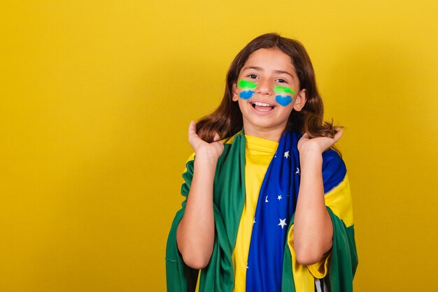 Braziliaanse blanke voetbalfan die met haar haar speelt Olympische Spelen van de Wereldbeker