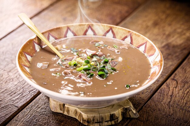 Braziliaanse bonenbouillon, zelfgemaakte bonensoep warm geserveerd in de winter