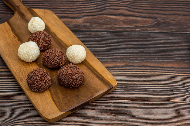 Braziliaanse brigadeiro en kokosnoot beijinho, hagelslag over houten tafelblad uitzicht