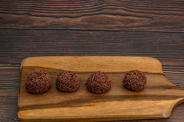 Braziliaanse brigadeiro traditionele heerlijke chocolade dessert party snacks zoete strooi achtergrond bovenaanzicht over houten tafel