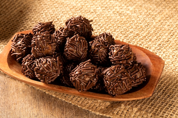 Braziliaanse chocolade truffel bonbon brigadeiro op houten tafel.