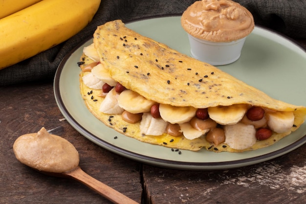 Braziliaanse crepioca met banaan en pindakaas Healthy food concept