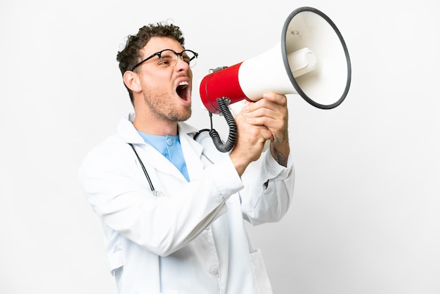 Braziliaanse dokter man over geïsoleerde witte achtergrond schreeuwend door een megafoon
