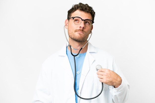 Braziliaanse dokter man over geïsoleerde witte achtergrond