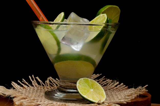 Braziliaanse drank caipirinha met citroen en ingrediënten eromheen