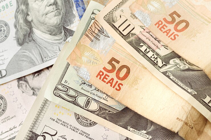 Braziliaanse echte bankbiljetten en Amerikaanse dollarbankbiljetten voor valutamarktconcept