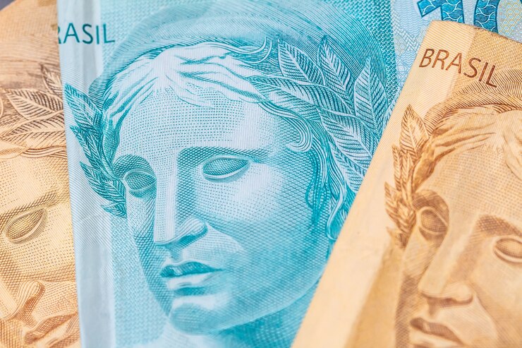 Braziliaanse echte bankbiljetten geïsoleerd op wit voor Braziliaanse economie en financiën concept