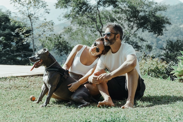 Braziliaanse familie gevormd door man vrouw en hond die de natuur en de bergen van petropolis bewondert