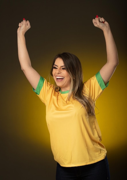 Braziliaanse fan Braziliaanse vrouw fan vieren in voetbal of voetbalwedstrijd op gele achtergrond Brazilië kleuren