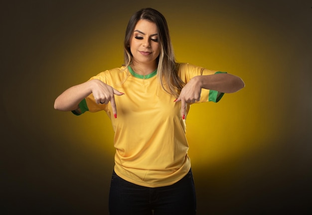 Braziliaanse fan Braziliaanse vrouw fan vieren in voetbal of voetbalwedstrijd op gele achtergrond Brazilië kleuren