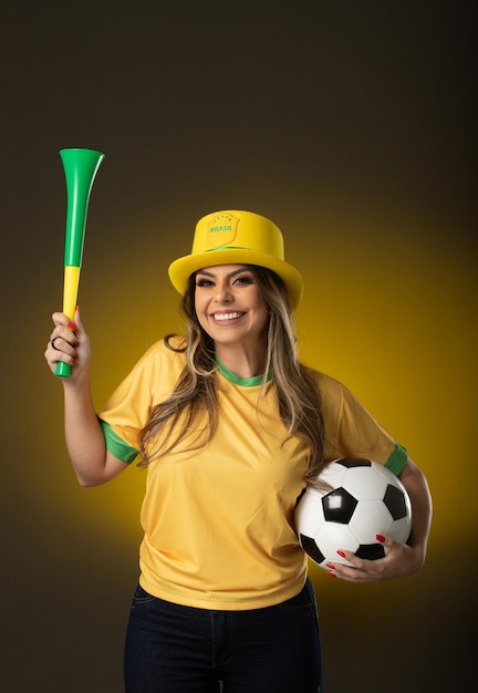 Braziliaanse fan Braziliaanse vrouw fan vieren in voetbal of voetbalwedstrijd op gele achtergrond Brazilië kleuren