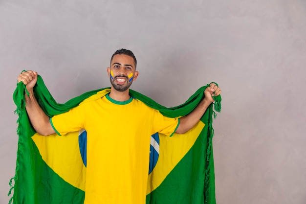 Braziliaanse fan juichen in de menigte op de achtergrond