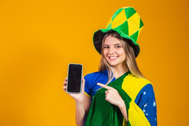 Braziliaanse fan met een smartphone met kopieerruimte