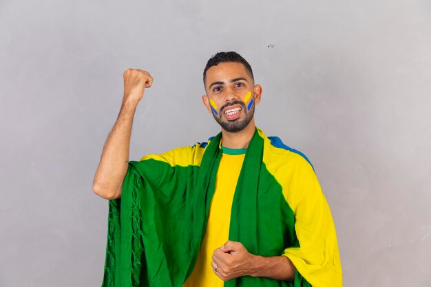 Braziliaanse fan op grijze achtergrond vieren