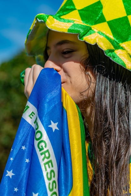 Foto braziliaanse fan viert en juicht voor het nationale team van brazilië op het wk