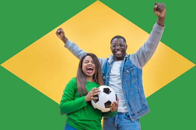 Braziliaanse fans paar gelukkig vieren voetbal of voetbalwedstrijd op gele en groene achtergrond