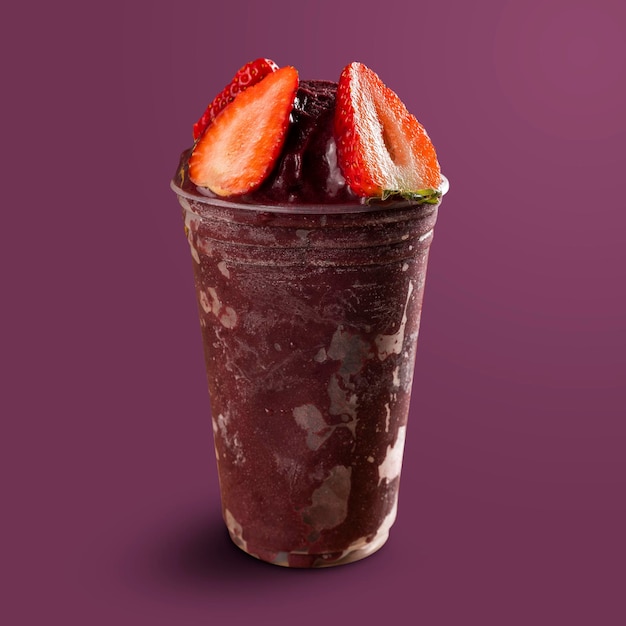 Braziliaanse Frozen AÃ§ai Berry Ice Cream Smoothie in plastic beker met aardbei. geïsoleerd op paarse achtergrond. Vooraanzicht voor menu en sociale media