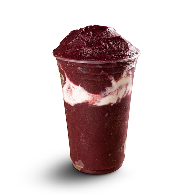 Braziliaanse Frozen AÃ§ai Berry Ice Cream Smoothie in plastic beker met gecondenseerde melk. geïsoleerd op een witte achtergrond. Vooraanzicht voor menu en sociale media