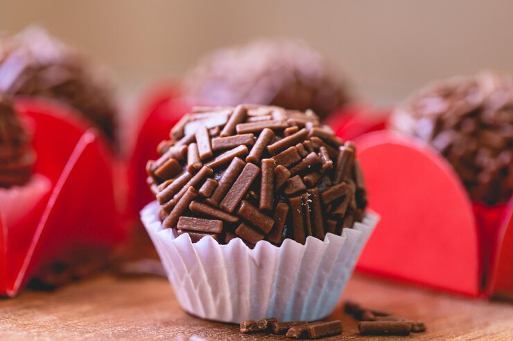 Braziliaanse gastronomische brigadeiro in close-upfotografie. Braziliaans voedsel, dessert.