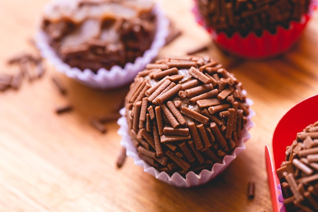 Foto braziliaanse gastronomische brigadeiro in close-upfotografie.