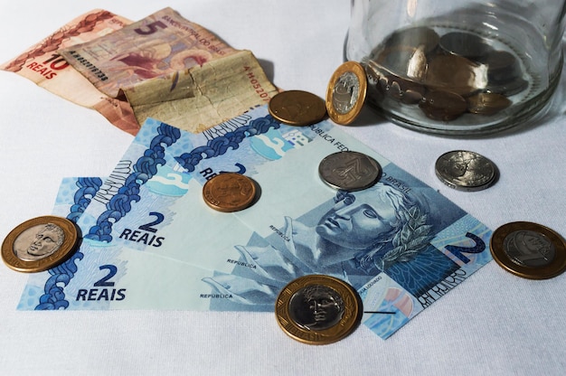 Braziliaanse geldbankbiljetten en munten op tafel