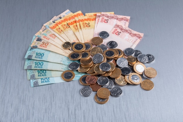 Braziliaanse geldbankbiljetten en munten