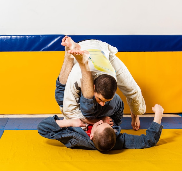 Foto braziliaanse jiujitsu en grappling training voor mannen in een zelfverdedigingsstudio