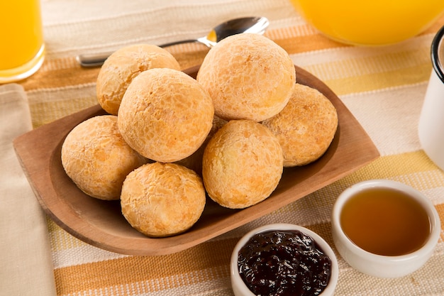 Braziliaanse kaasbroodjes. Tafelcafé in de ochtend met kaasbrood en fruit.