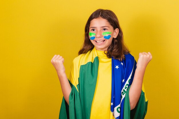 Braziliaanse kaukasische kindervoetbalfan die feesten viert in het WK